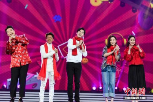 王寶強(qiáng)、劉昊然攜手主持人載歌載舞