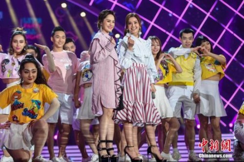 香港Twins組合獻(xiàn)唱《見(jiàn)習(xí)愛(ài)神》