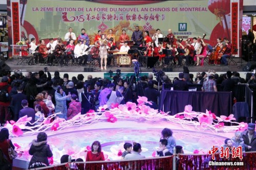 當?shù)貢r間2月11日，加拿大第二大城市蒙特利爾舉行歡樂春節(jié)廟會。圖為僑社藝術團體在現(xiàn)場演奏中西經(jīng)典樂曲。這是蒙城連續(xù)第二年在農(nóng)歷新年前夕由華人社區(qū)聯(lián)合舉辦歡樂春節(jié)廟會。參與籌辦廟會的僑團由第一屆的70多個增至本屆的近百個。<a target='_blank' >中新社</a>記者 余瑞冬 攝