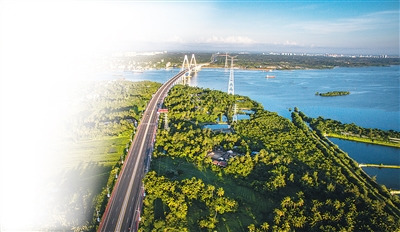 在通往龍樓的濱海旅游公路，旅客可欣賞公路兩邊的熱帶風(fēng)光。 本報(bào)記者 李幸璜 攝