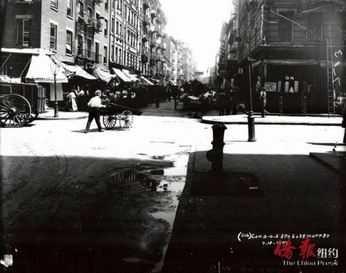 華埠老照片。這張照片攝于1907年7月18日，在勿街與擺也街交界處。