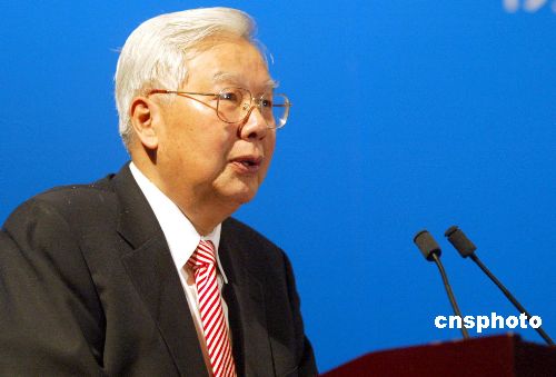 羅豪才在兩岸青年論壇開(kāi)幕式上講話。