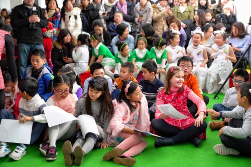  歐洲時(shí)報(bào)文化中心舉行狗年迎春嘉年華。(圖片來(lái)源：歐洲時(shí)報(bào)記者馬瑞 攝) 