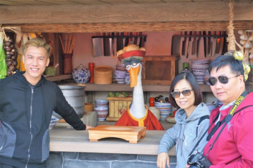 “功夫熊貓”里開(kāi)面館的鵝爸爸，首次把面館開(kāi)到環(huán)球影城迎接新年。（美國(guó)《世界日?qǐng)?bào)》/馬云 攝）