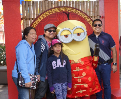 小黃人也穿上紅棉襖，加入中國(guó)新年慶祝。（美國(guó)《世界日?qǐng)?bào)》/馬云 攝）