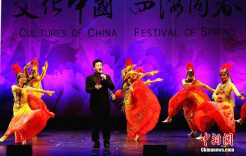 圖為2月24日歌手閻維文在墨爾本登臺演出時，當(dāng)?shù)匚璧秆輪T為他伴舞。 <a target='_blank' >中新社</a>記者 賴海隆 攝