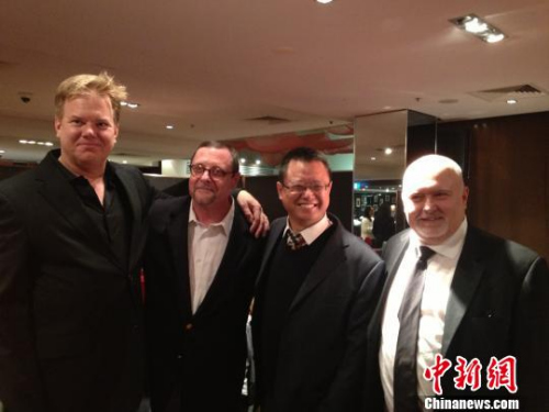 方山(右二)與好萊塢著名編導皮特•史克(左一)及電影公司老板積克•溫伯格。　方山提供