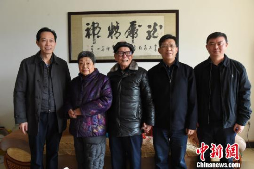 圖為重慶市人民政府外事僑務(wù)辦公室黨組書(shū)記、主任吳康明（右二）一行與南僑機(jī)工蔣印生（右三）等合影留念?！≈芤恪z