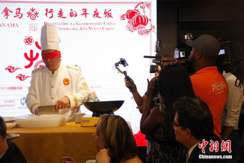 當(dāng)?shù)貢r(shí)間2月15日新春除夕夜，一餐“行走的年夜飯”拉開(kāi)了巴拿馬華人社區(qū)慶祝中巴建交后首個(gè)農(nóng)歷新年一系列活動(dòng)的大幕。圖為廚藝大師現(xiàn)場(chǎng)展示“蒙眼墊布切炒麥穗魷魚”絕活兒。2018年“歡樂(lè)春節(jié)·行走的年夜飯”活動(dòng)由北京百年老字號(hào)“全聚德”和“東來(lái)順”組建廚藝大師團(tuán)隊(duì)，為巴拿馬當(dāng)?shù)赜押萌耸亢吐冒蛢S胞展現(xiàn)中華傳統(tǒng)烹飪技藝精萃，年夜飯菜點(diǎn)則精選中國(guó)各大菜系精華。<a target='_blank' >中新社</a>記者 余瑞冬 攝