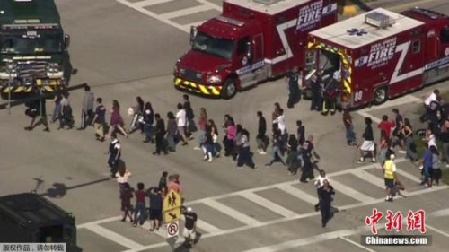 美媒稱，持槍警察到達(dá)學(xué)校時(shí)，有人看見學(xué)生扔掉書包從大樓里跑出來。其他的學(xué)生排隊(duì)有序地離開這一區(qū)域。