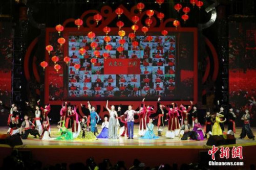 資料圖：2月4日晚，2018年“文化中國·四海同春”再度唱響香江，6000多名香港市民無懼寒冷，歡聚一堂，共迎新春。圖為晚會以歌舞表演《共筑中國夢》結(jié)束。<a target='_blank' >中新社</a>記者 謝光磊 攝