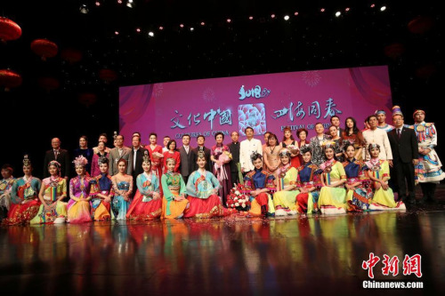 演出結(jié)束后合影。 <a target='_blank' >中新社</a>記者 王國安 攝