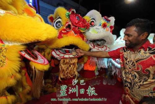 沙林茶室老板沙林把印度拉茶送到醒獅口中。（馬來西亞《星洲日報(bào)》）