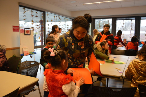  莫Emily(前排左二)希望透過剪紙傳播中華文化，解決亞裔對自身文化認同的困惑。(美國《世界日報》/牟蘭 攝)