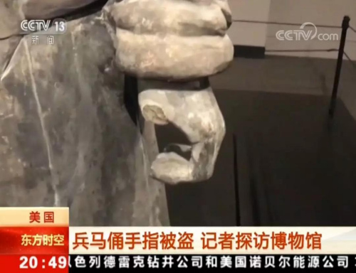 央視記者和展品之間距離很近，且無(wú)特別保護(hù)措施