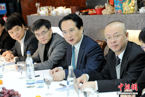 當(dāng)?shù)貢r間2月20日，率團(tuán)訪問德國的中國國僑辦副主任譚天星在柏林走訪了德國華僑華人中國和平統(tǒng)一促進(jìn)會（德國和統(tǒng)會），并與該會在柏林地區(qū)的主要成員舉行座談。<a target='_blank' >中新社</a>記者 彭大偉 攝