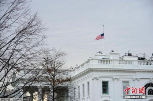 當?shù)貢r間2月15日，美國各地降半旗，悼念佛州高中槍擊案遇難者。