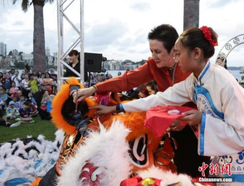 當(dāng)?shù)貢r(shí)間1月27日晚，悉尼10余位各界政要、僑領(lǐng)同時(shí)摁下按紐，悉尼歌劇院的白色外觀剎那間變成耀眼的中國(guó)紅，隨后焰火騰空而起，引來(lái)現(xiàn)場(chǎng)數(shù)千名民眾的一片喝彩。在悉尼歌劇院亮紅之前，悉尼市政府也舉辦儀式慶祝中國(guó)農(nóng)歷新年。圖為悉尼市長(zhǎng)摩爾為舞獅點(diǎn)晴。<a target='_blank' >中新社</a>記者 賴海隆 攝 當(dāng)?shù)貢r(shí)間1月27日晚，悉尼10余位各界政要、僑領(lǐng)同時(shí)摁下按紐，悉尼歌劇院的白色外觀剎那間變成耀眼的中國(guó)紅，隨后焰火騰空而起，引來(lái)現(xiàn)場(chǎng)數(shù)千名民眾的一片喝彩。在悉尼歌劇院亮紅之前，悉尼市政府也舉辦儀式慶祝中國(guó)農(nóng)歷新年。圖為悉尼市長(zhǎng)摩爾為舞獅點(diǎn)晴。<a target='_blank' >中新社</a>記者 賴海隆