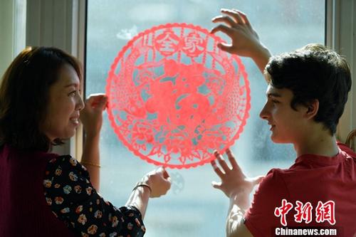 2月15日，中國(guó)傳統(tǒng)春節(jié)即將到來(lái)，在河北石家莊第42中學(xué)就讀的意大利留學(xué)生子軒，與他的美國(guó)、泰國(guó)好朋友們?cè)凇爸袊?guó)媽媽”郭彥麗家中包餃子、貼春花，感受中國(guó)傳統(tǒng)春節(jié)的韻味。 <a target='_blank' >中新社</a>記者 翟羽佳 攝 2月15日，中國(guó)傳統(tǒng)春節(jié)即將到來(lái)，在河北石家莊第42中學(xué)就讀的意大利留學(xué)生子軒，與他的美國(guó)、泰國(guó)好朋友們?cè)凇爸袊?guó)媽媽”郭彥麗家中包餃子、貼春花，感受中國(guó)傳統(tǒng)春節(jié)的韻味。 <a target='_blank' >中新社</a>記者 翟羽佳 攝