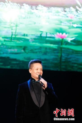 當?shù)貢r間2月19日晚，2018年“文化中國·四海同春”北美藝術團在巴拿馬首都巴拿馬城奉獻了一臺精彩的慰僑綜藝晚會。圖為中國知名歌手閻維文獻唱《洪湖水浪打浪》。