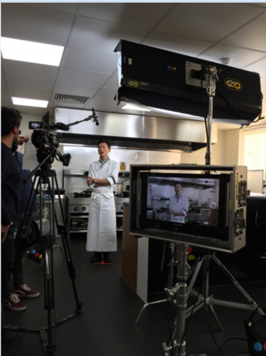 現(xiàn)在面對(duì)英媒的鏡頭，王曉馗已經(jīng)能用流利的英語(yǔ)侃侃而談，可剛來(lái)英國(guó)時(shí)，他一句英語(yǔ)都不會(huì)說(shuō)