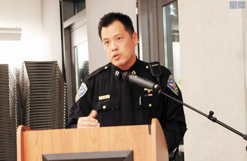 葉培恩關(guān)注舊金山華埠夜間治安問題。（美國《星島日報》/梁穎欣 攝）