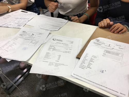 學(xué)生展示學(xué)校收費的收據(jù)(新西蘭天維網(wǎng))