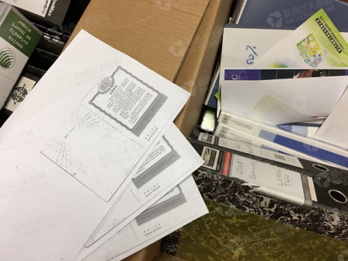 學(xué)校還沒來得及搬走的各種檔案、材料(新西蘭天維網(wǎng))