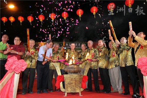 嘉賓在臺(tái)上主持蛇廟廟會(huì)開幕儀式，左四起沈志勤、謝清淵、邱繼福、林冠英、楊元安、陳來福、羅興強(qiáng)。(圖：星洲日?qǐng)?bào))