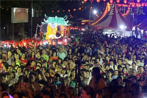 下大雨前，蛇廟廟會(huì)及請(qǐng)火儀式吸引6萬(wàn)人捧場(chǎng)。