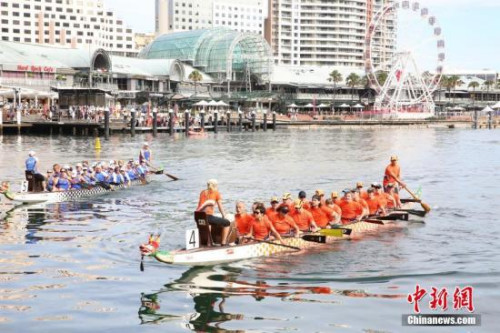 2月24日，悉尼達令港舉行龍舟賽，吸引3000多名參賽者，為中國農(nóng)歷新年佳節(jié)添彩。圖為參賽龍舟隊在比賽中。 <a target='_blank' >中新社</a>記者 陶社蘭 攝
