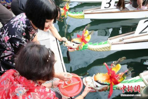 2月24日，悉尼達令港舉行龍舟賽，吸引3000多名參賽者，為中國農(nóng)歷新年佳節(jié)添彩。圖為嘉賓為龍舟點睛。 <a target='_blank' >中新社</a>記者 陶社蘭 攝