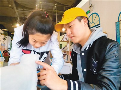 　　高士達(dá)(右一)覺得沒有家人的陪伴，在海外留學(xué)時(shí)心里始終少了一些溫暖。在家時(shí)，他希望自己可以多與家人相處，彌補(bǔ)在外留學(xué)的遺憾。圖為他和妹妹在一起逗小貓。 張馨予攝