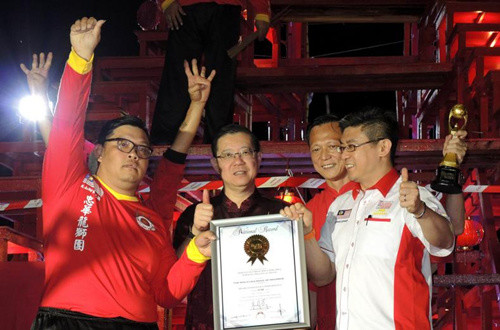 黃楓偉( 右一) 在林冠英(左二)見證下，頒發(fā)證書和獎杯給馮家俊(左一)及楊筌貴(右二)。(圖：星洲日報)