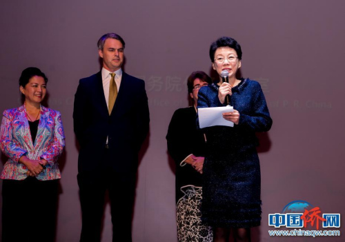 由中國國務(wù)院僑務(wù)辦公室主辦的2018年“文化中國·四海同春”大型慰僑文藝演出，當(dāng)?shù)貢r(shí)間22日晚在奧克蘭舉行，為當(dāng)?shù)厝A僑華人及民眾奉獻(xiàn)了一場富有濃郁中國味道的新年文化盛宴。圖為藝術(shù)團(tuán)團(tuán)長張蔚在演出開始前致辭。新西蘭中華新聞社供圖 孫學(xué)良 攝
