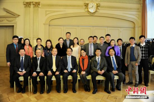 譚天星一行與參加22日座談會的代表合影。 <a target='_blank' >中新社</a>記者 彭大偉 攝