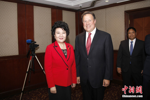 當地時間2月19日晚，巴拿馬總統(tǒng)胡安·卡洛斯·巴雷拉會見了正在巴拿馬首都巴拿馬城訪問的中國國務院僑務辦公室主任裘援平。 <a target='_blank' >中新社</a>記者 余瑞冬 攝