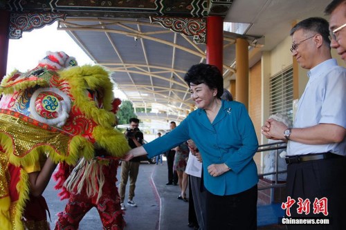 當(dāng)?shù)貢r(shí)間2月18日，中國國務(wù)院僑務(wù)辦公室主任裘援平到訪巴拿馬首都巴拿馬城，并走訪僑社。圖為裘援平（左）在中國駐巴拿馬大使魏強(qiáng)陪同下走訪巴拿馬歷史最長(zhǎng)的華人學(xué)?！邪臀幕行闹猩綄W(xué)校。這是中巴兩國2017年6月建交后，國僑辦主任第一次到訪巴拿馬，受到巴僑社的熱烈歡迎。 <a target='_blank' >中新社</a>記者 余瑞冬 攝