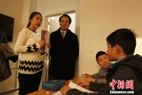 當?shù)貢r間2月24日，正在比利時訪問的中國國務院僑務辦公室副主任譚天星走訪布魯塞爾中文學校。他稱贊辦好海外中文學?；菁白訉O后代，勉勵師生“把根留住”。德永健 攝