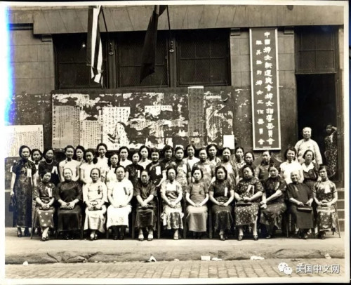美國(guó)華人博物館館藏：婦女新生活運(yùn)動(dòng)會(huì)議合影(Carole Wong捐贈(zèng))。這張照片中記載的事情，就發(fā)生在中華公所所在地的樓前，合影背景是當(dāng)年華埠居民獲取國(guó)內(nèi)外消息的張貼墻。