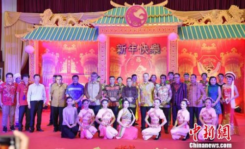 圖為來賓與演員合影。　中國駐印尼登巴薩總領(lǐng)館 供圖 攝