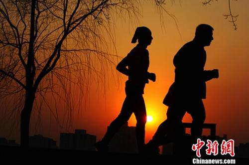 資料圖：數(shù)九寒天結(jié)束 北京市民享春光。<a target='_blank' >中新社</a>記者 劉關(guān)關(guān) 攝