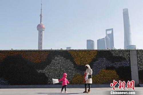 資料圖：上海“三九”天再迎大降溫， 民眾全副“武”裝防寒出行?！∫罅⑶?攝