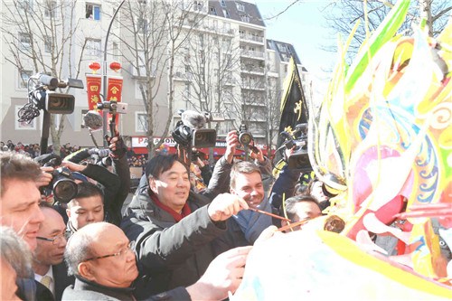 翟雋大使(中)、朱利雅爾副市長(右)、鄭輝會長為龍獅點睛。