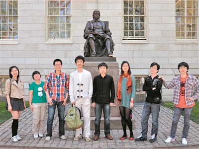 季弘斐(左三)在哈佛大學(xué)。 