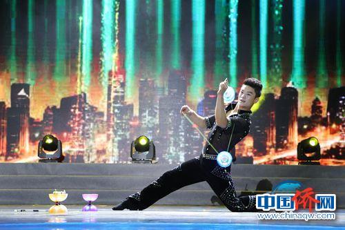 中國煤礦文工團(tuán)優(yōu)秀雜技演員王建磊絕活《空竹·炫》(韓輝 攝)