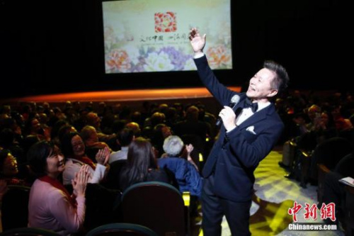 資料圖，圖為有“西部歌王”美譽(yù)的王宏偉走入觀眾席中放歌。 <a target='_blank' >中新社</a>記者 余瑞冬 攝