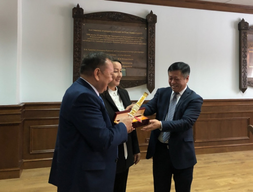 張漢暉向張漢暉向其頒發(fā)獎狀。