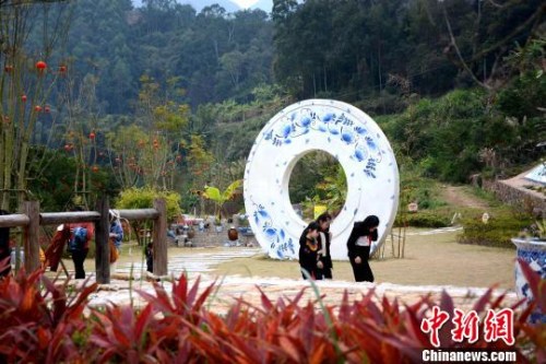 近年來，南勝鎮(zhèn)因地制宜，將克拉克瓷文化和“海絲”文化融入南勝鎮(zhèn)田坑窯文化景區(qū)建設(shè)中，吸引諸多游客慕名前來體驗(yàn)?！埥鸫?攝