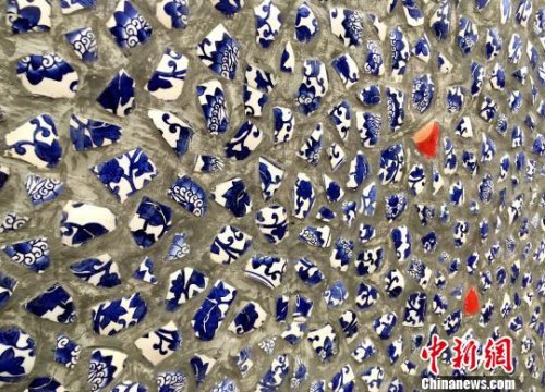 青花瓷鋪設(shè)的漫步道?！埥鸫?攝